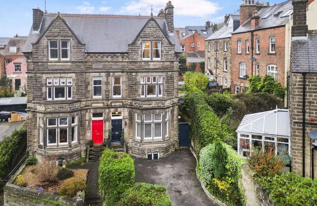 Large Victorian 6 bed house in the centre of Matlock with hot tub and games room