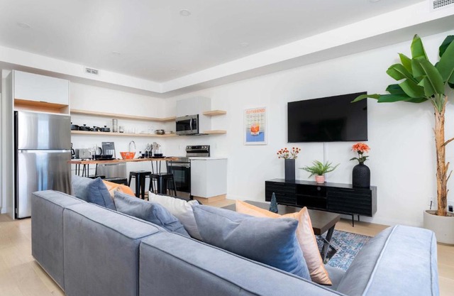 Large Victorian Sleeps 6 by UofT
