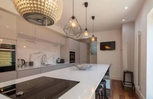 Grande maison mitoyenne victorienne, à proximité des commerces et des restaurants