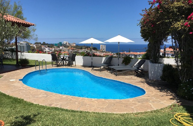 Grande villa avec vue et propre piscine chauffée