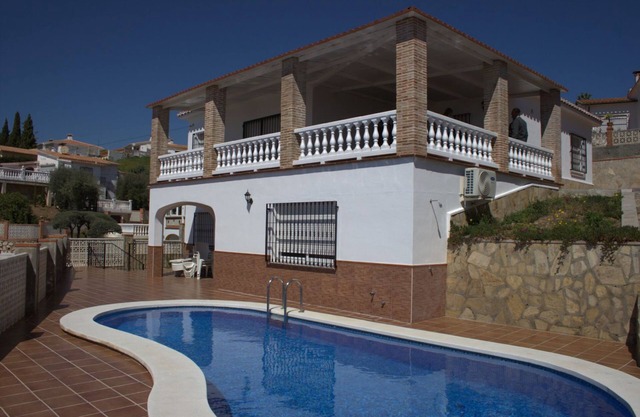 Grande villa près de la plage avec piscine et vue mer