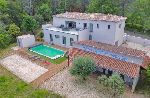 Grande villa sur une colline au calme avec piscine
