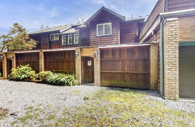 Spacious waterfront escape with main house, cottage and studio unit + hot tub