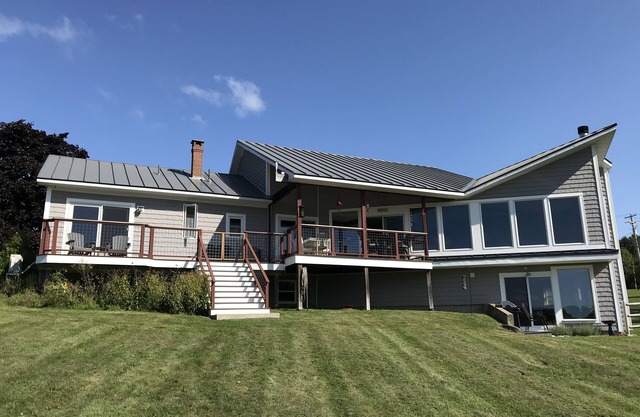 GRANDE MAISON EN BORD DE MER. Marchez jusqu'à la ville, vue imprenable sur le port, suite parentale.
