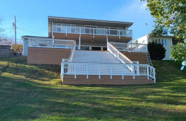 Large waterfront home w/ boat rental available, great for family vacation.