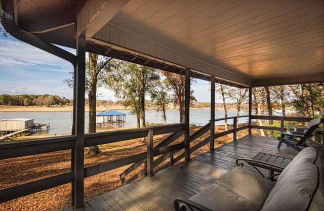 LARGE WATERFRONT+Private Boat Dock for your boat, Fishing, Remodeled+4 Kayaks!