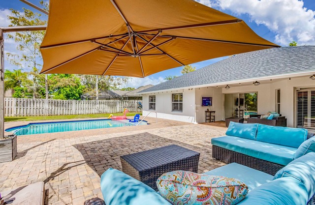 Large Wellington home! King BR ensuite, enjoy the pool, BBQ, & patio TV, WiFi.