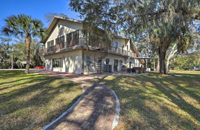 ‘The Peacock Farm’ Largo Home + Outdoor Oasis!