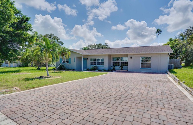 Largo Poolside Haven - Minutes to Indian Rocks Beach