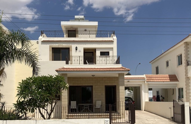 Larnaca Bay Villa avec piscine privée, vue sur la mer, dans un endroit magnifique.
