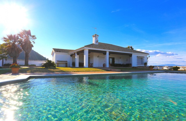 Exclusive Cottage 4PAX, big pool, garden, unique sights, WIFI, parking, location