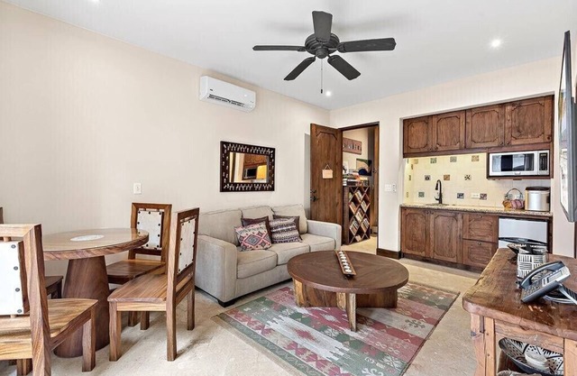 Las Catalinas 1 BD, Walk to Beach!