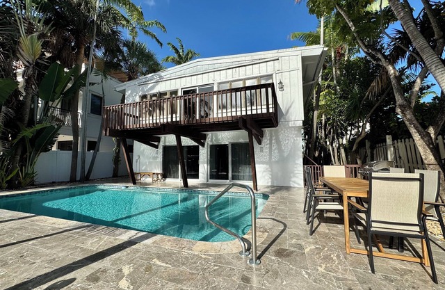 PRIVATE OASIS 4 BEDROOM- 3 BATH FOR 8 GUESTS