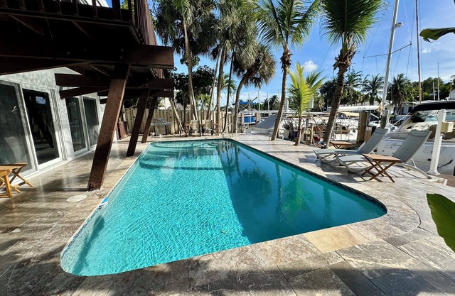 PRIVATE OASIS 3 BEDROOM-2 BATH FOR 6 GUESTS