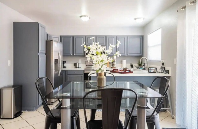 Velvet Dunes Stylish Vegas Retreat 10 Min to Strip, Garage, Pet-Friendly