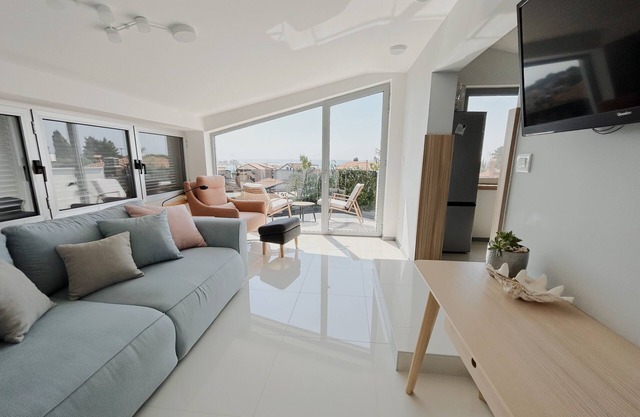 JUIN en 2 + 1 appartement avec vue sur la mer TERRASSE à quelques pas de SAND BEACH