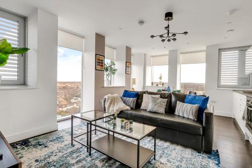 Last-Minute Escape l Sleeps Up to 6 l Stylish City Views Near Station by Capital Retreat Short lets & Serviced Accommodations