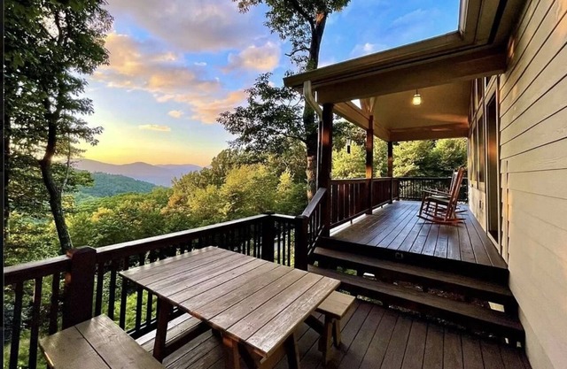 BEAUTIFUL UPDATED CABIN WITH AMAZING MOUNTAIN VIEWS AND HOT TUB NEAR BOONE & BR