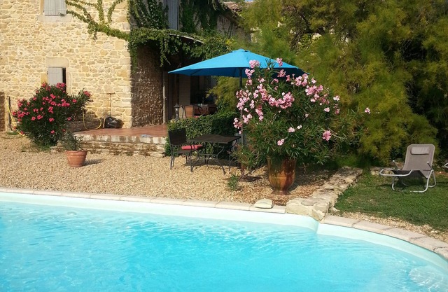 Maison typique au calme avec piscine et beau jardin