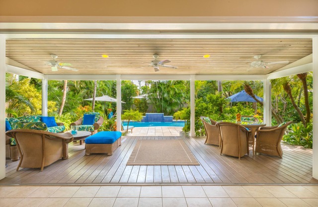 "LATITUDE 24" ~ Maison à deux étages de 3 B / 3 Ba dans la vieille ville avec une oasis extérieure luxuriante!