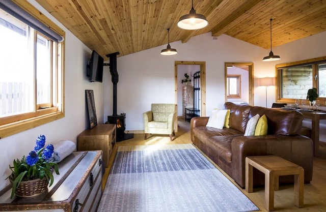 Laurel Lodge - 2 Bedroom Log Cabin - St Florence