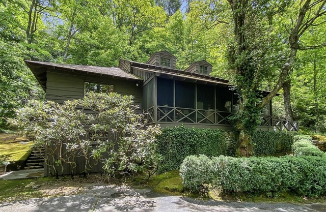 Laurelwood | Desirable Highlands Country Club Location