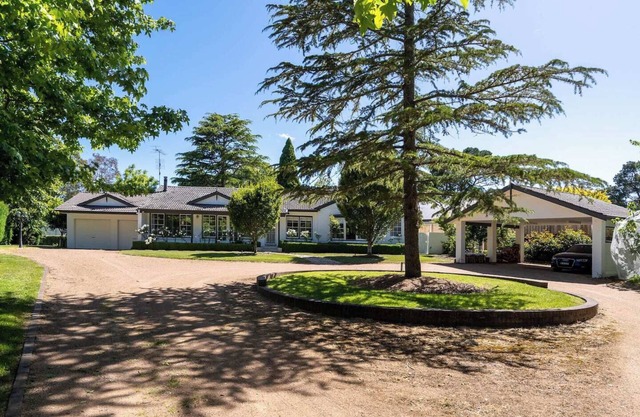 Lauretana House & Cottage -Grand Homestead w/ Multiple Entertaining Areas, Pool, Moments from Bowral