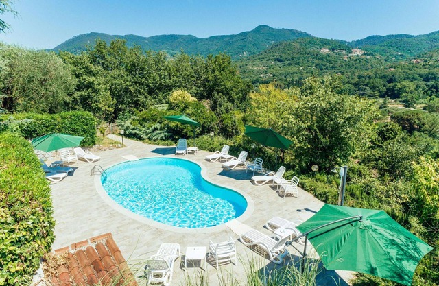 Appartement "Lavanda", avec vue sur les montagnes, terrasse, piscine partagée et Wi-Fi.