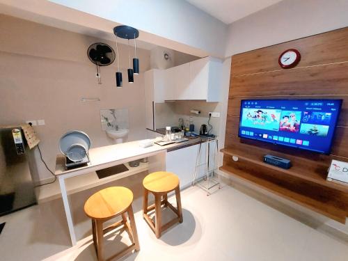 Lavender Airport Suite