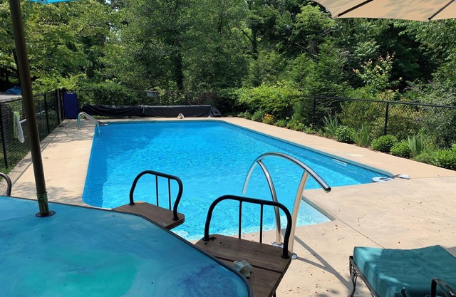 Lavender Hill has a Saltwater Pool, walkable to town & Private patio entrance