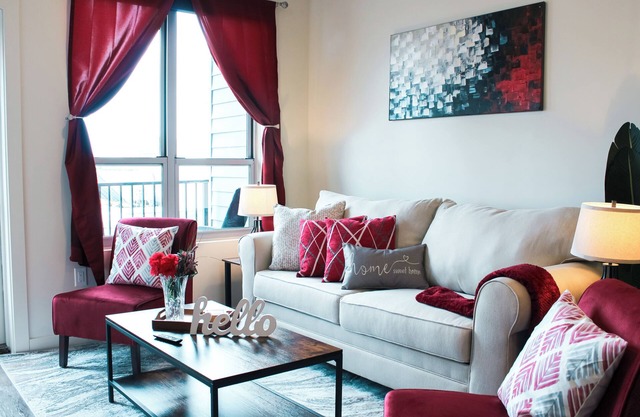 Lavish Apartment in the Heart of Downtown! Pool, Gym, King Bed, Coffee Bar!