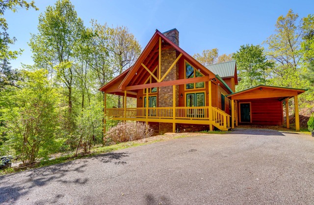 Lavish Hiawassee Cabin - Great for Families!