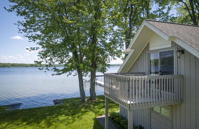 Lavish Lakehouse | Étapes pour arroser | Kayaks, quai et grue de bateau, barbecue | Bienvenue aux plaisanciers