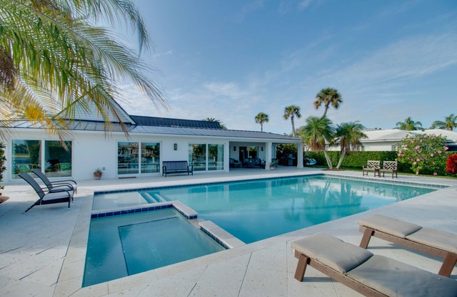 NOUVEAU! Lavish Vero Beach Escape avec piscine, bain à remous + quai