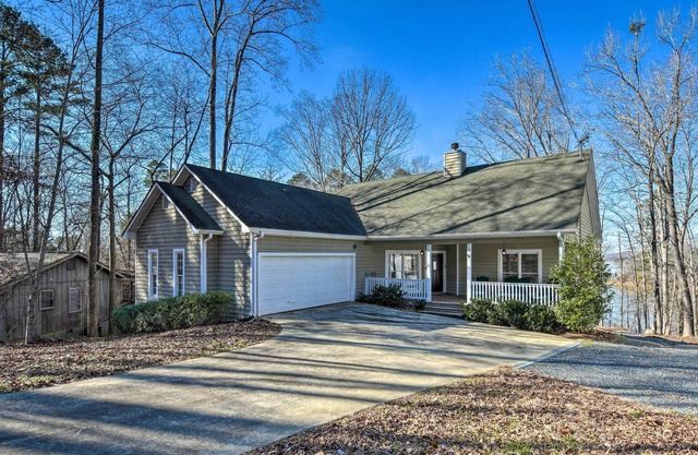 Lavonia Lake House w/ Private Dock & Bonfire!