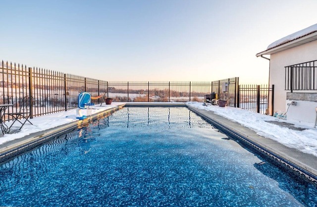 Layton 1 · #1, 30% Rental Car, Pool & Jacuzzi, 0 Fees, Crib