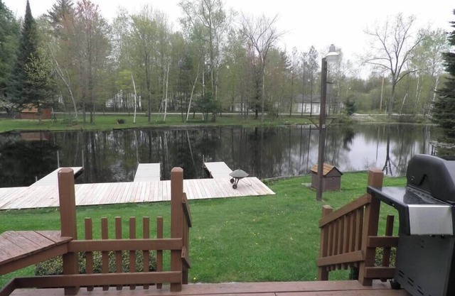 Accueil sur le front de mer «Yellow Perch» de gland paresseux sur le canal du lac Mitchell