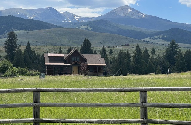 Belle maison du Montana à l'ouest de Mcallister donnant sur North Meadow Creek