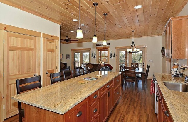 LAZY BEAR LODGE - Authentic Log Home, bain à remous, vues, nouvelle construction Book Now!