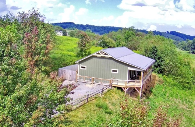 Lazy Bear Lodge-Open for Bookings! Hot Tub, Fire Pit, WIFI, Pets Considered