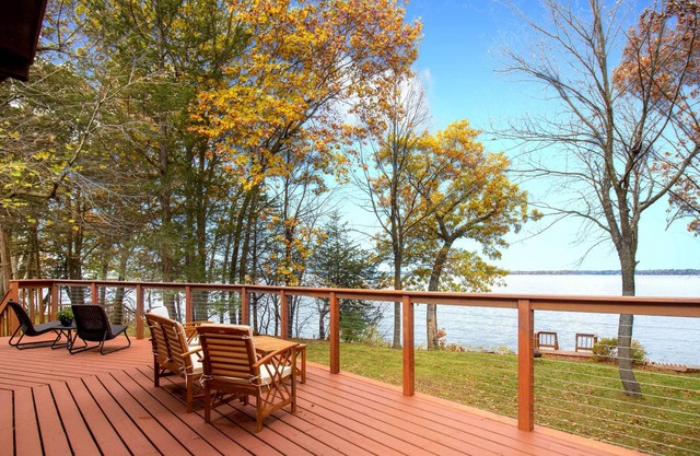 'Lazy Days Lakehome' w/ Wraparound Deck!