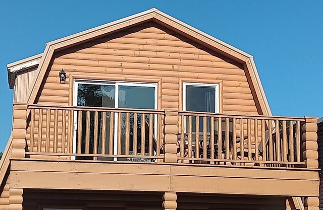 Lazy Dayz Cabin, 3 bedrooms, 2 baths with views of Lake Erie.