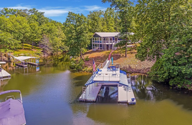 Lazy Daze - Located conveniently near Duncan Bridge Marina.