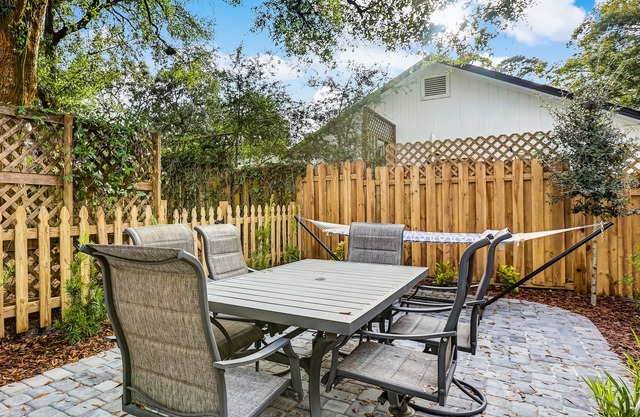 Lazy Hammock on Tybee, Fully Renovated Beach Getaway, Heated Pool Access