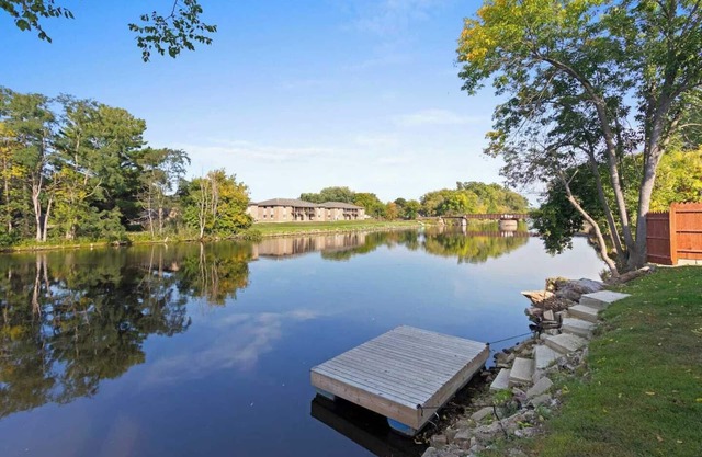 Lazy River Villa - Hottub! Fenced Yard! Sleeps 11!