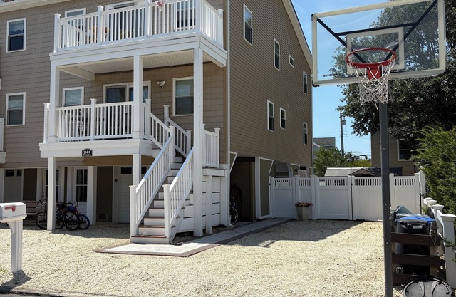 LBI 4-bedroom house with WiFi, Jacuzzi, on a beautiful block. 3 full kitchens!