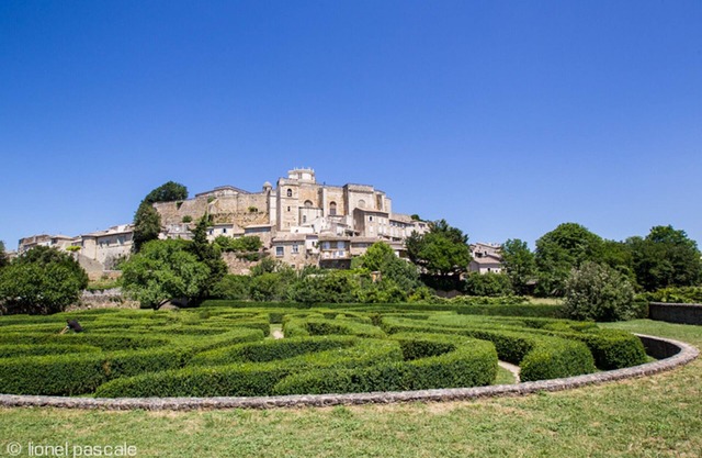 Le Cloître des Oliviers, house in the heart of the village with garden