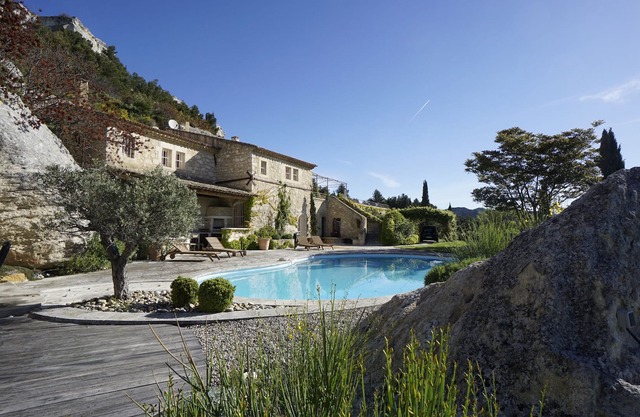 Le Dernier Château : villa d’architecte construite dans la roche avec piscine dans les pittoresques