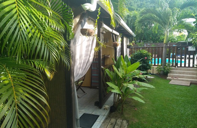 T1 avec Terrasse et piscine dans un écrin de verdure à 100 m de la plage.