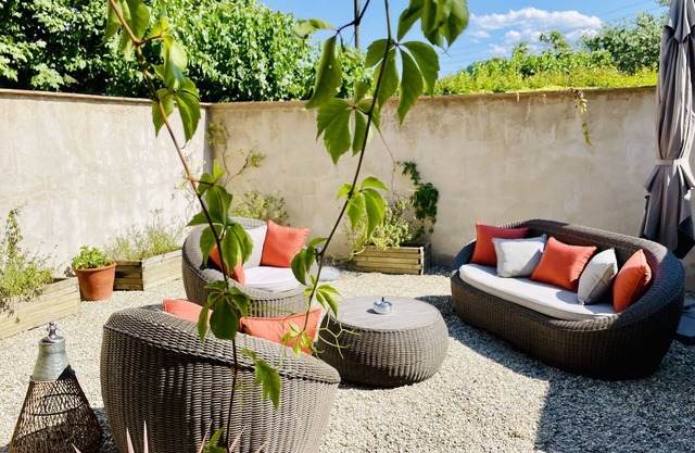 Le Domaine de La Tuilerie - Gîte de Charme en Bord de Rivière Avec Piscine